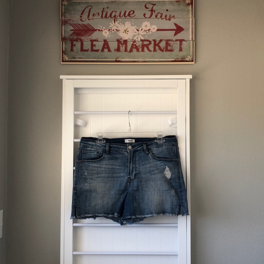 Kensi distressed shorts